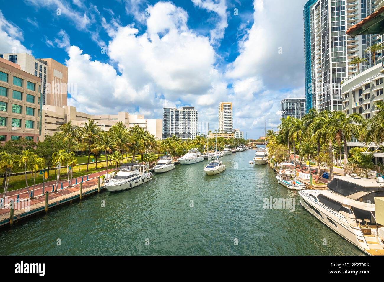 Blick auf den Riverwalk und die Yachten von Fort Lauderdale, Südflorida Stockfoto