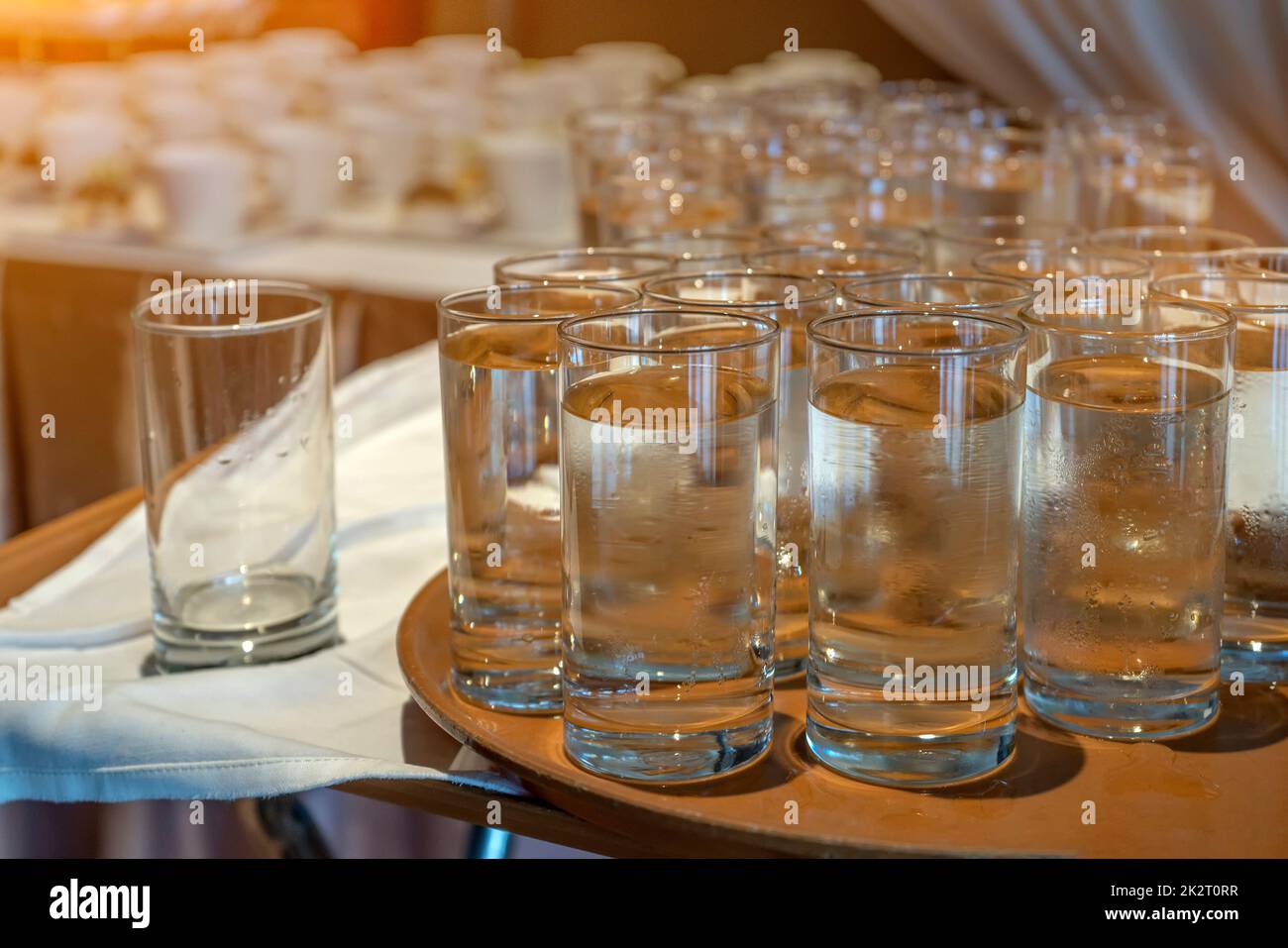 Viele Gläser Wasser auf der Theke Stockfoto