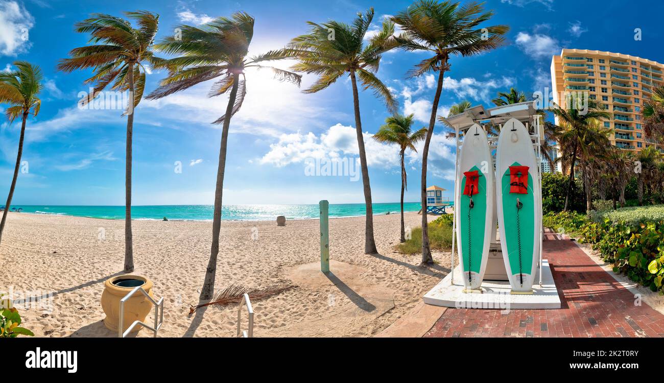 Türkisfarbener Sandpalmenstrand und Panoramablick auf das Wasser in Hollywood Stockfoto