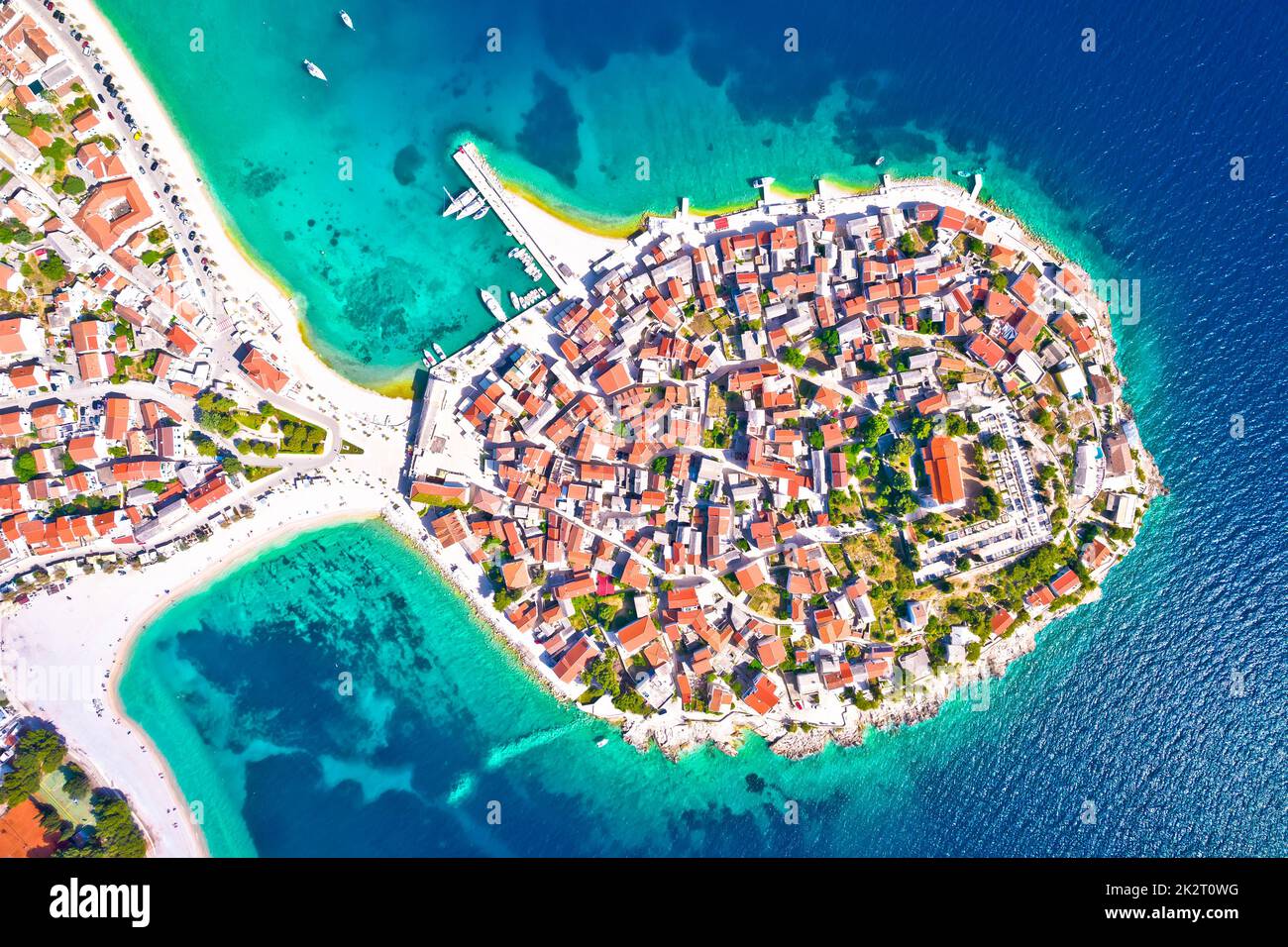 Adria-Touristenstadt Primosten aus der Vogelperspektive auf die Inselgruppe Stockfoto