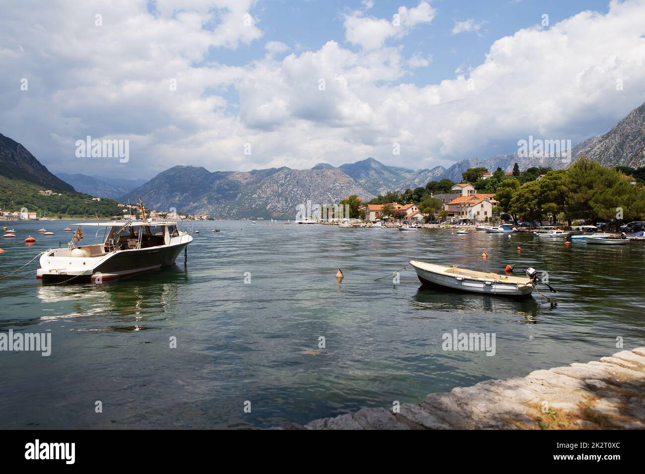 Sehr schöne Promenade der Bucht von Kotor, ein kleines Fischerboot. Montenegro. Schöne und gemütliche Stadt, Kotor Embankment. Das Konzept von Ruhe und Urlaub in Europa. Stockfoto