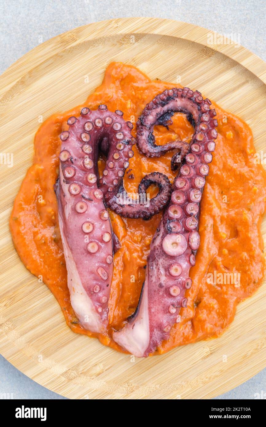 Krake mit Romesco-Sauce Stockfoto