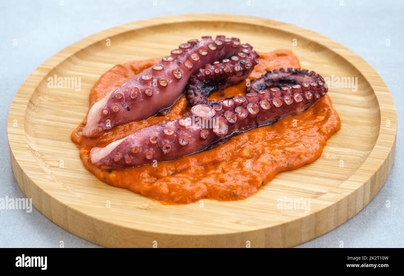 Krake mit Romesco-Sauce Stockfoto