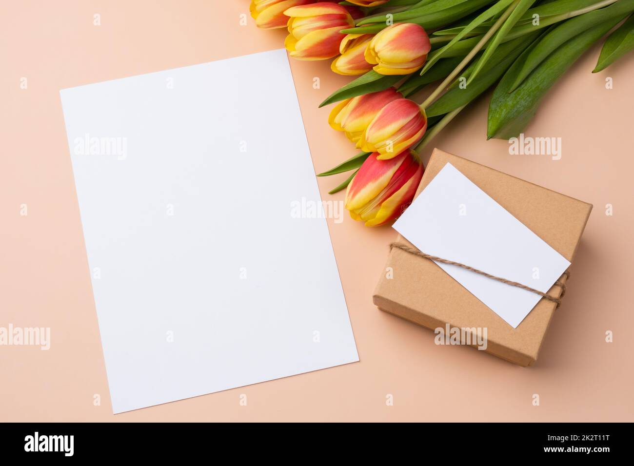 Grußkarte oder Einladungskonzept. Dankeskarte mit Blumenstrauß aus Tulpen Stockfoto