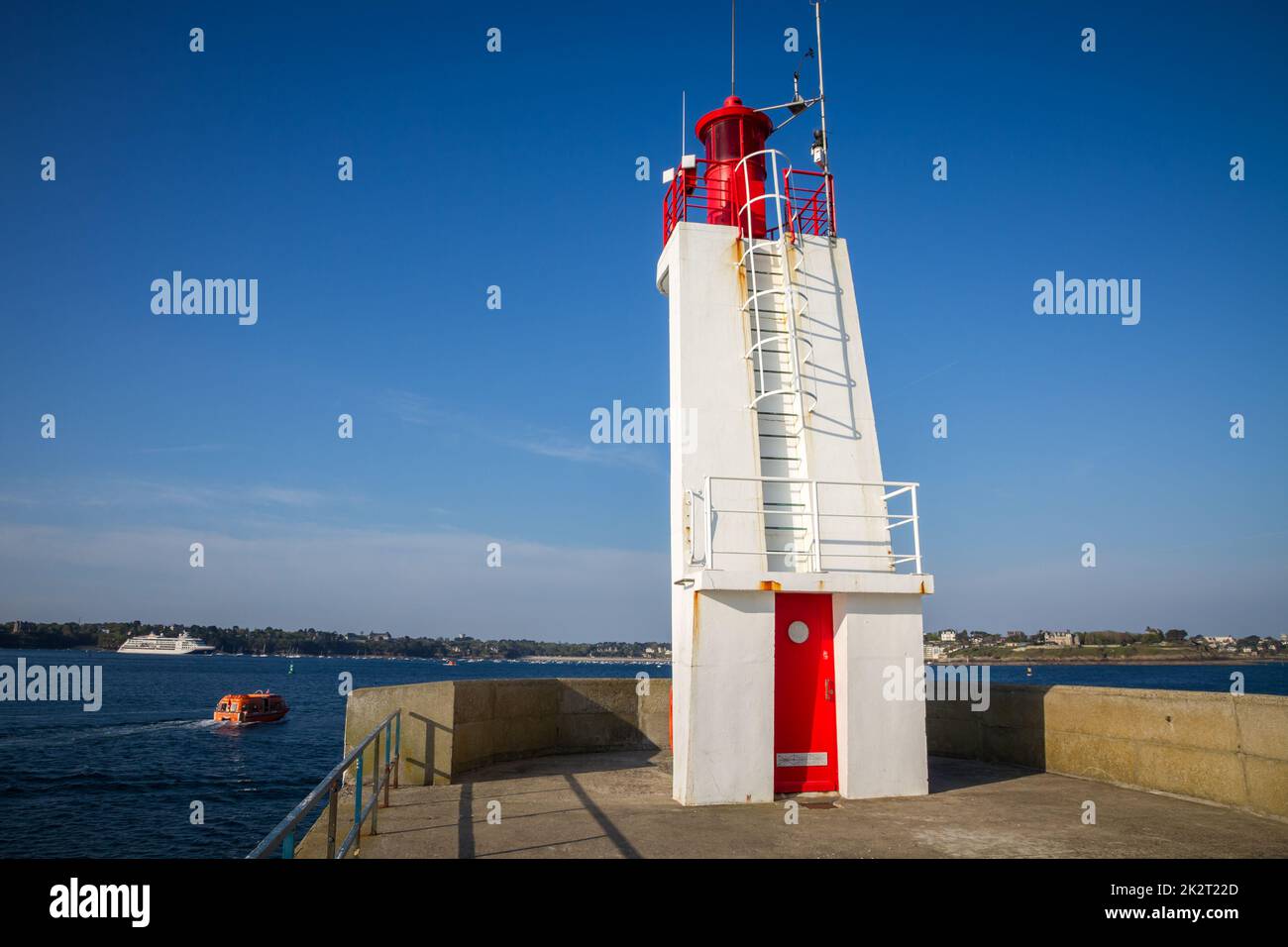 Leuchtturm und Pier Saint-Malo, Bretagne, Frankreich Stockfoto