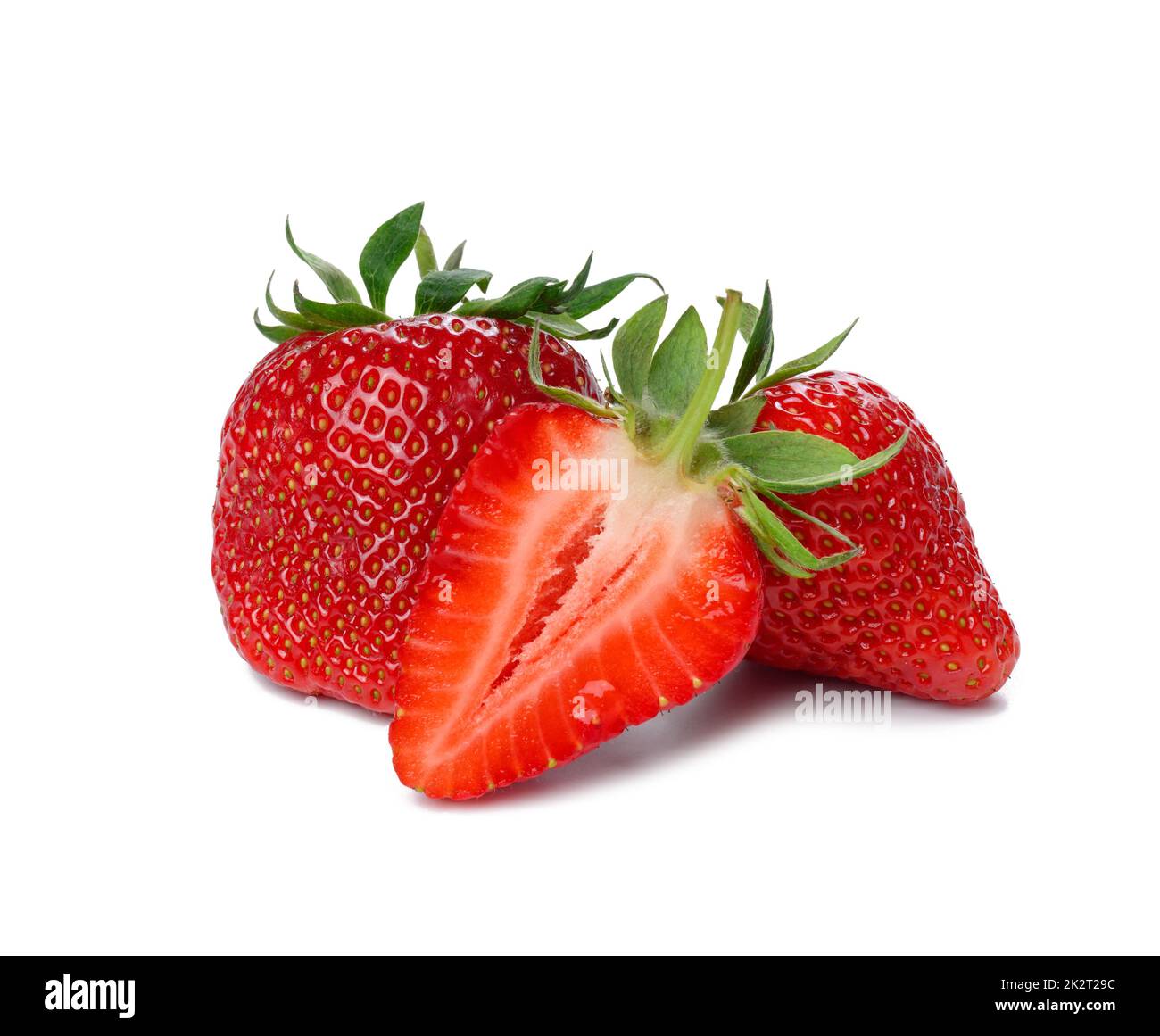 Reife rote Erdbeere isoliert auf weißem Hintergrund, saftig und lecker Beere Stockfoto
