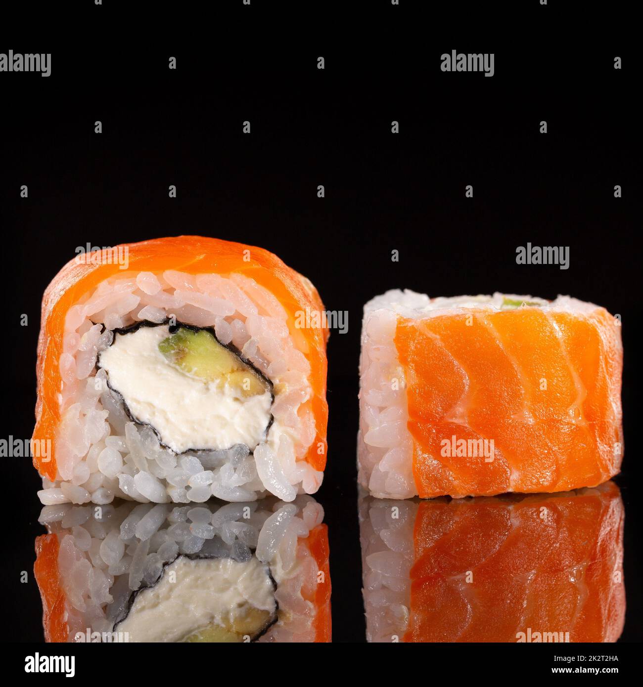 Sushi in Scheiben geschnitten Philadelphia auf schwarzem Hintergrund. Essen und Restaurants. Stockfoto