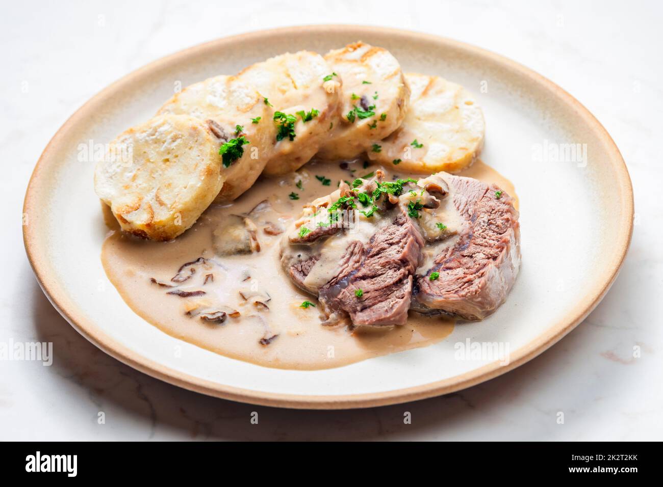 Fleisch mit Pilzsauce und karlsbader Knödel Stockfoto