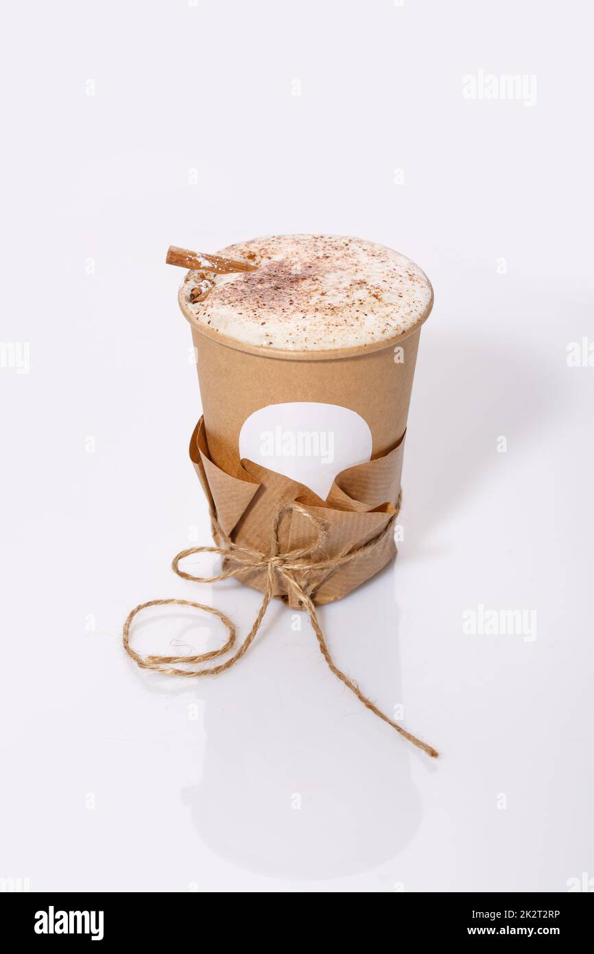 Biologisch abbaubarer Einwegbecher mit leerem weißen Kreis für Text, der ein heißes Getränk enthält, mit Kopierbereich. Stockfoto