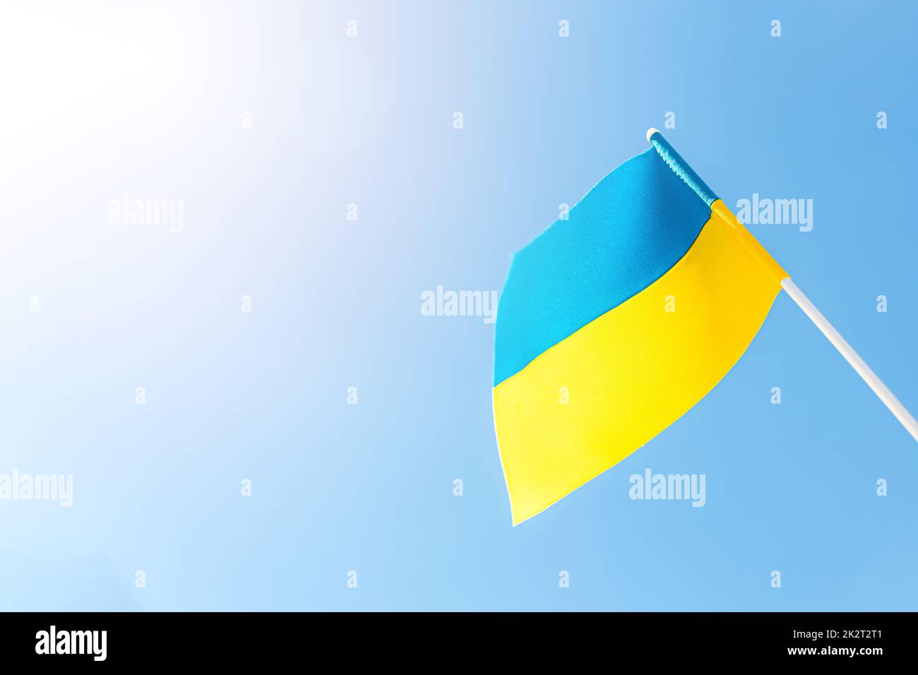 Große zweifarbige gelbblaue ukrainische Staatsflagge, Unabhängigkeits-Verfassungstag Stockfoto