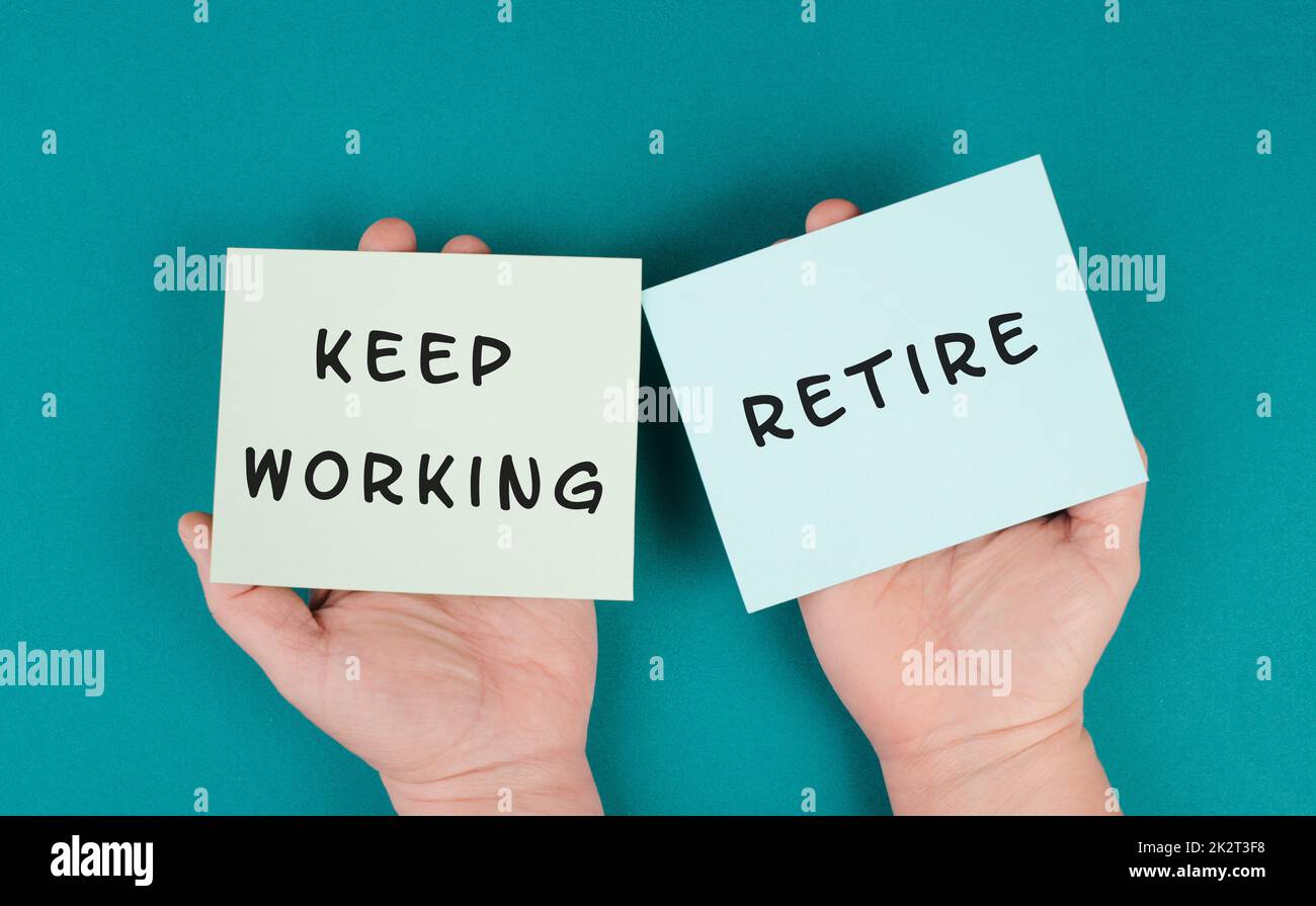 Arbeiten Sie weiter oder ziehen Sie sich in den Ruhestand, treffen Sie eine Entscheidung, planen Sie die Zukunft, Rentenkonzept, finanzielle und soziale Fragen Stockfoto