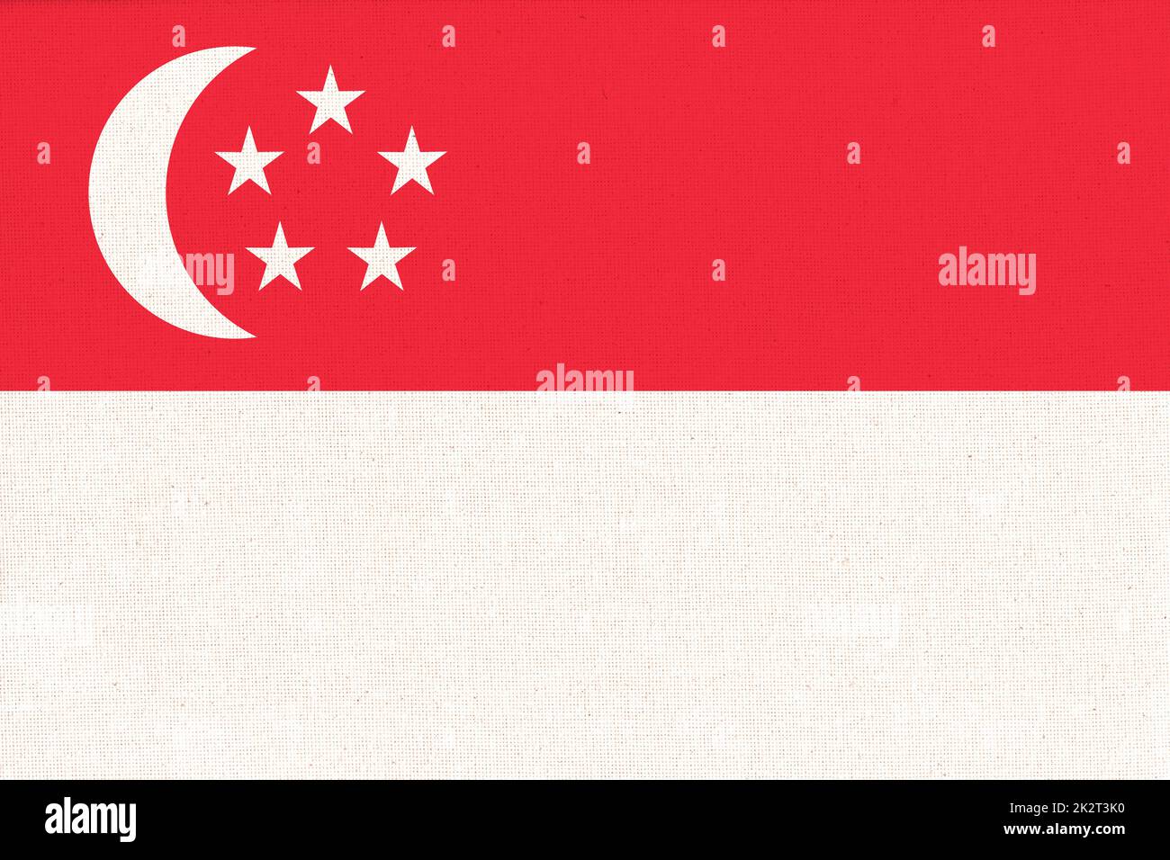 Flagge Singapurs. Singapur-Flagge auf Textiloberfläche. Stoffstruktur Stockfoto