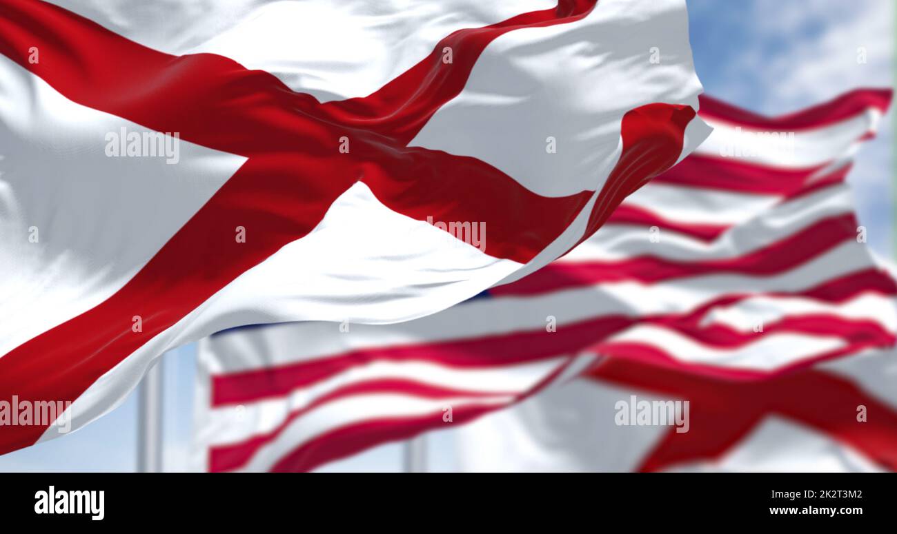 Die Flaggen des Staates Alabama und der Vereinigten Staaten von Amerika winken im Wind. Stockfoto