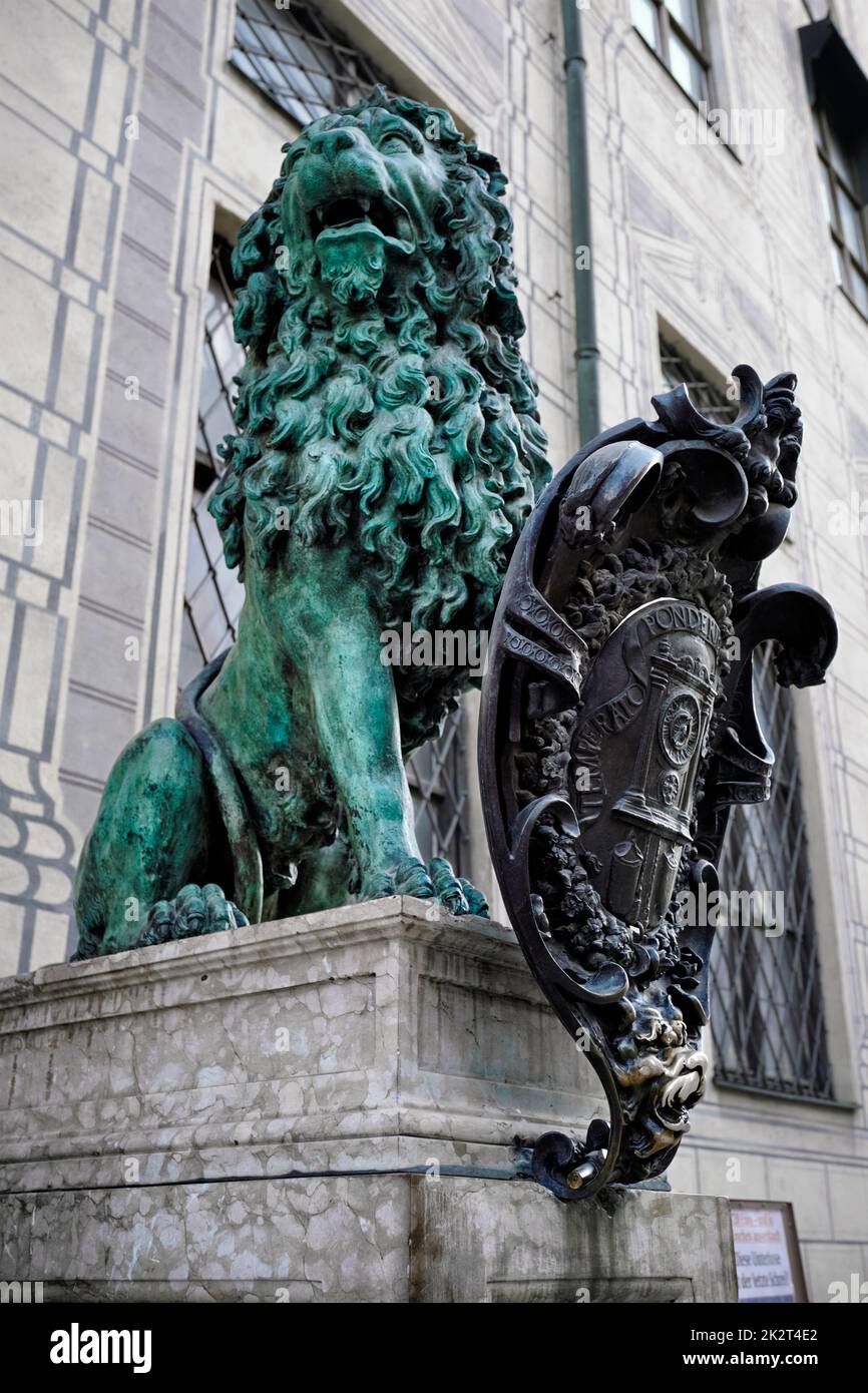 Bayerische Löwenstatue im Münchner Residenzpalast Stockfoto