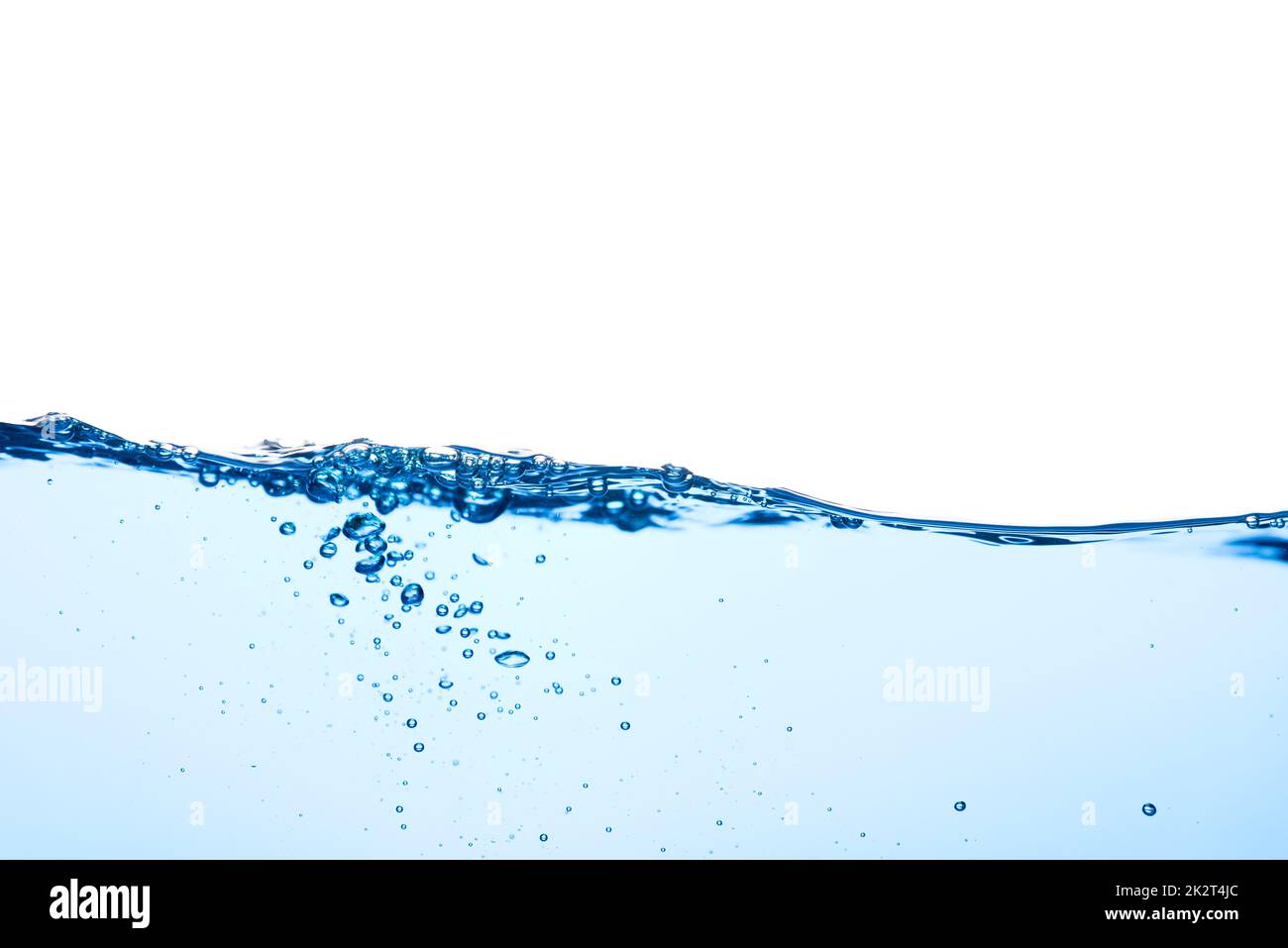 Hellblaue Wasserwelle mit Luftblasen und ein wenig Etwas unter Wasser gespritzt Stockfoto