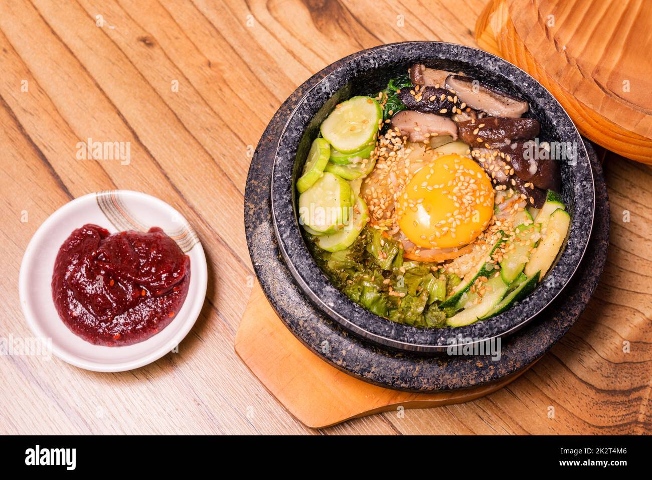 Traditionelles koreanisches Gericht - bibimbap gemischter Reis mit Gemüse, Rindfleisch und Spiegelei Stockfoto