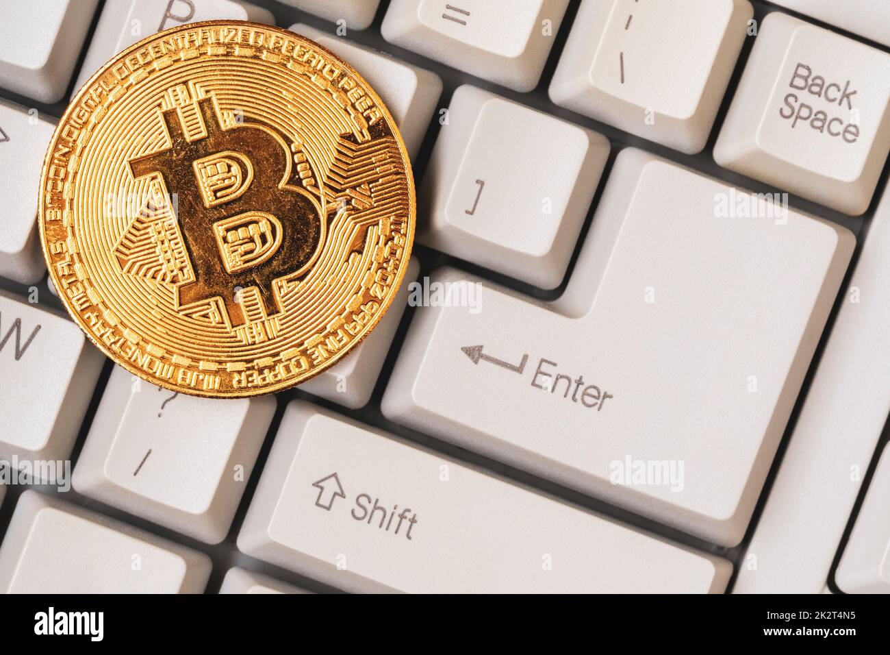 Bitcoin-Token-Münze auf einer Computertastatur Stockfoto