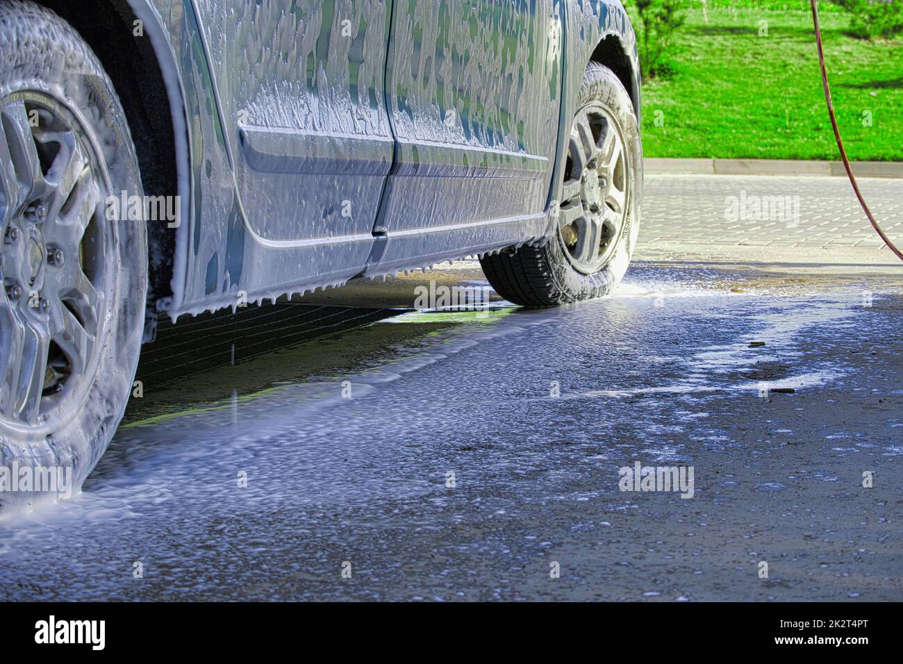 Autowäsche mit Aktivschaum-Shampoo Stockfoto