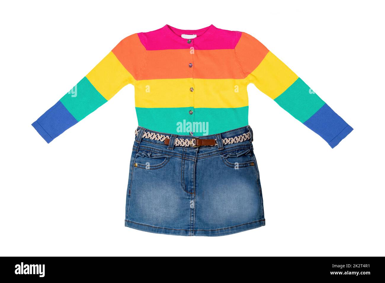 Mädchenkleidung. Hübscher süßer, blauer Denimrock für jüngere Kinder und ein modischer, regenbogenfarbener Pullover oder Pullover, isoliert auf weißem Hintergrund. Frühlings- und Sommermode. Stockfoto