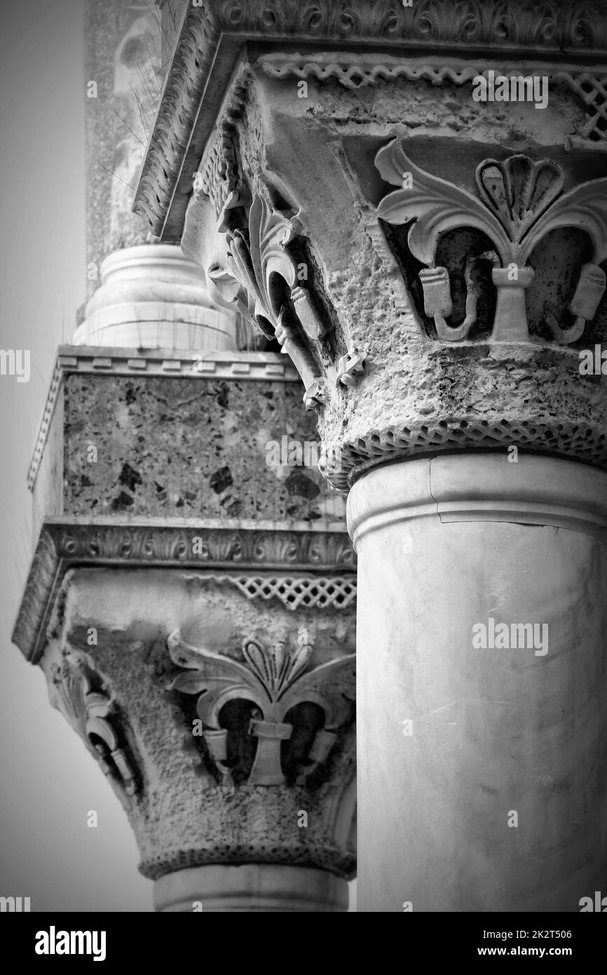 Die Spalten auf der Außenseite der Basilika Saint Mark am Piazza San Marco in Venedig, Italien Stockfoto