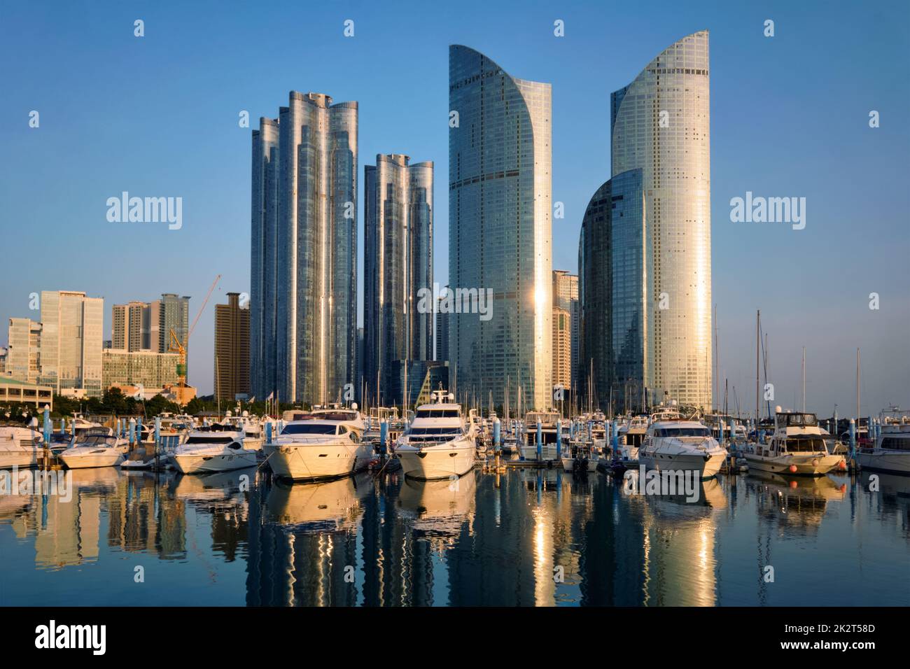 Busan Hafen mit Yachten auf Sonnenuntergang, Südkorea Stockfoto
