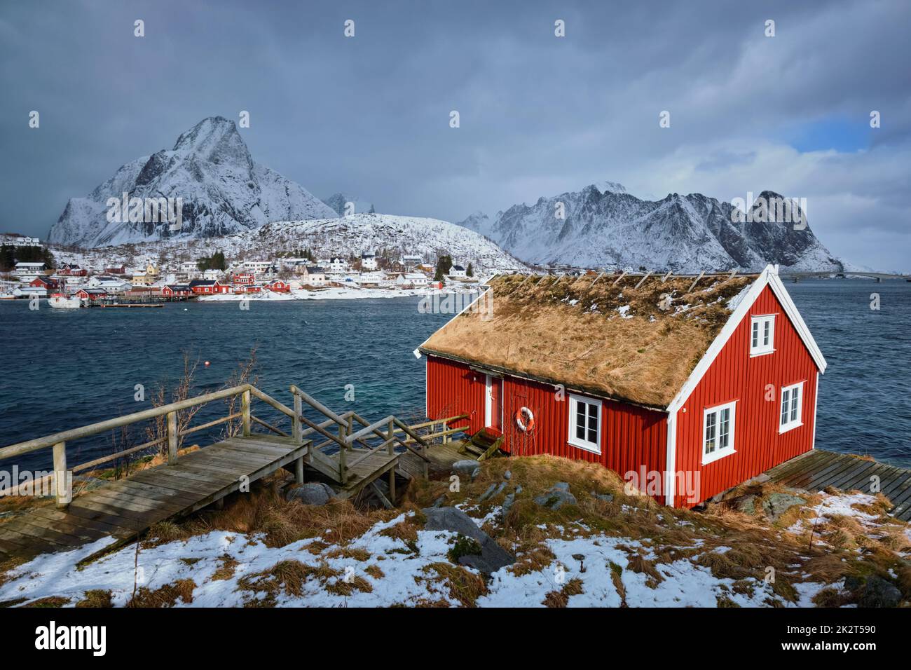 Traditionelles rotes Rorbu-Haus im reinen Dorf auf den Lofoten-Inseln Stockfoto