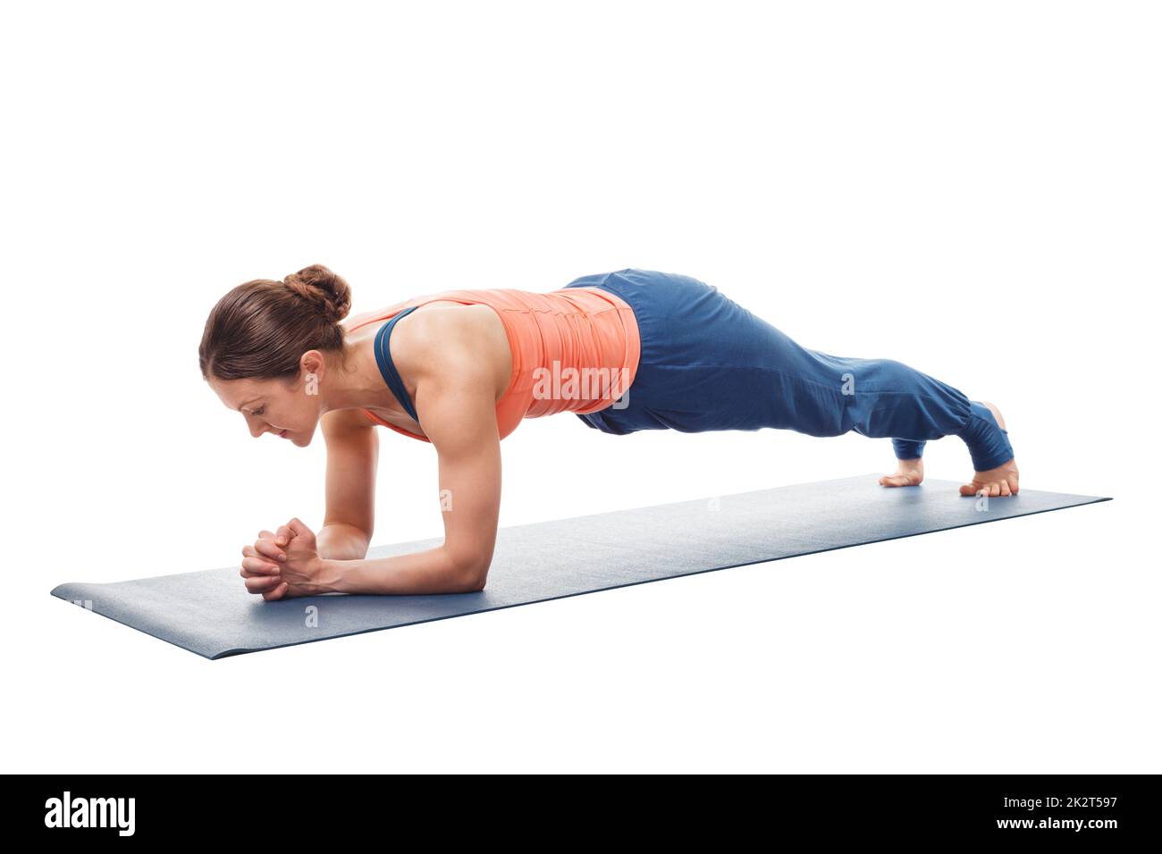 Frau, die Yoga asana Chaturanga dandasana Plank Pose macht Stockfoto