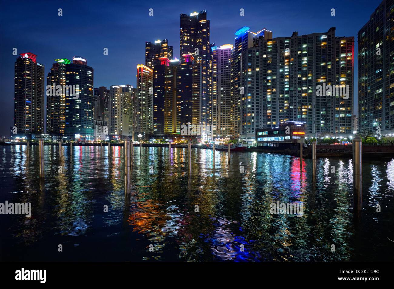 Busan Marina City Wolkenkratzer in der Nacht illluminated Stockfoto