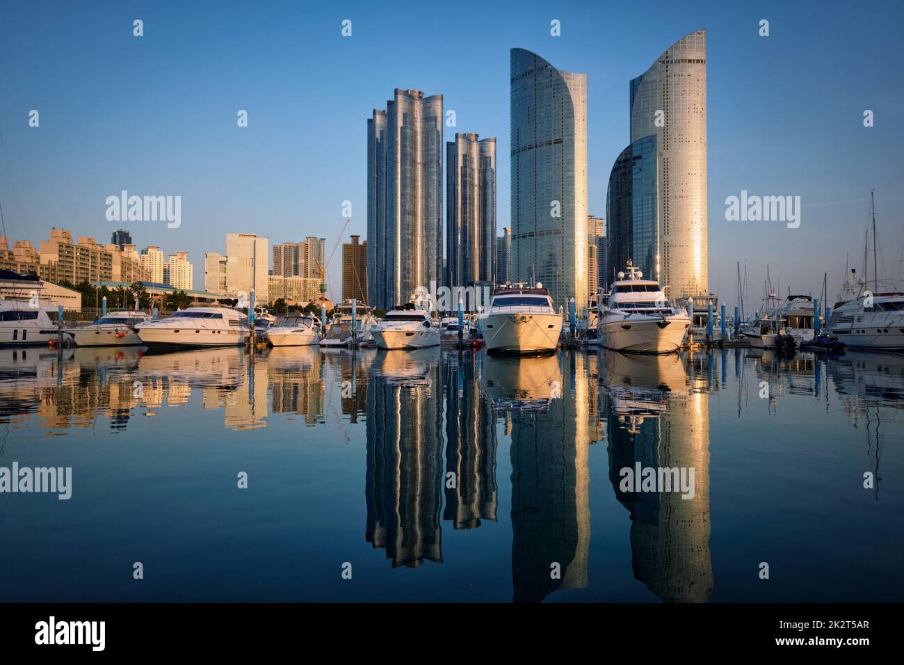 Busan Hafen mit Yachten auf Sonnenuntergang, Südkorea Stockfoto