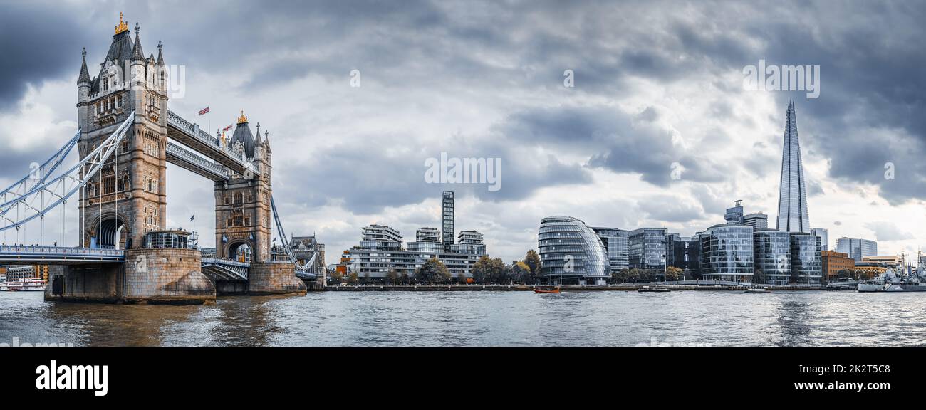 Die berühmte Tower Bridge von london vor einem dramatischen Himmel Stockfoto