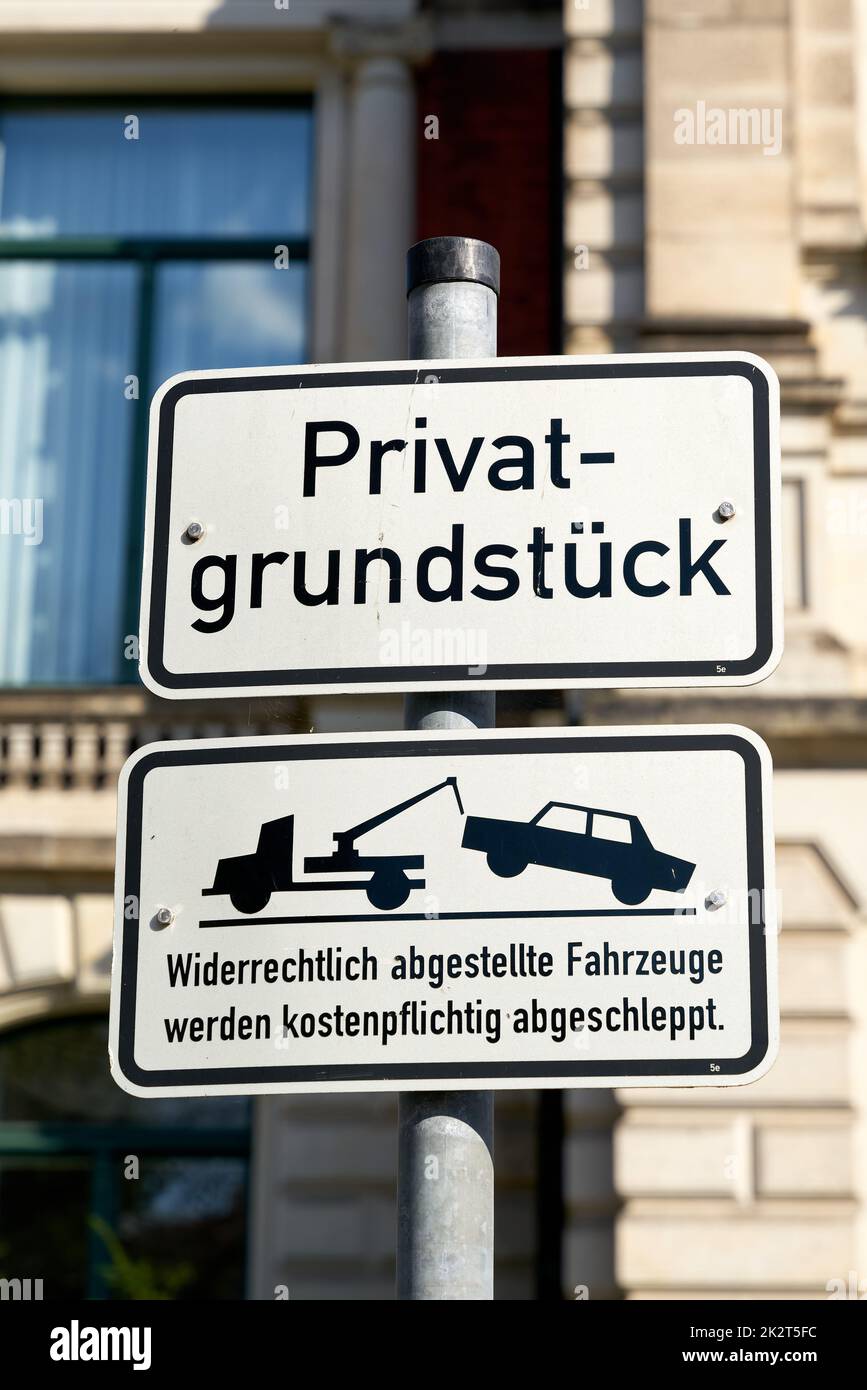 Parkverbot in Magdeburg. Übersetzung: Privateigentum, geparkte Fahrzeuge werden gegen eine Gebühr abgeschleppt Stockfoto