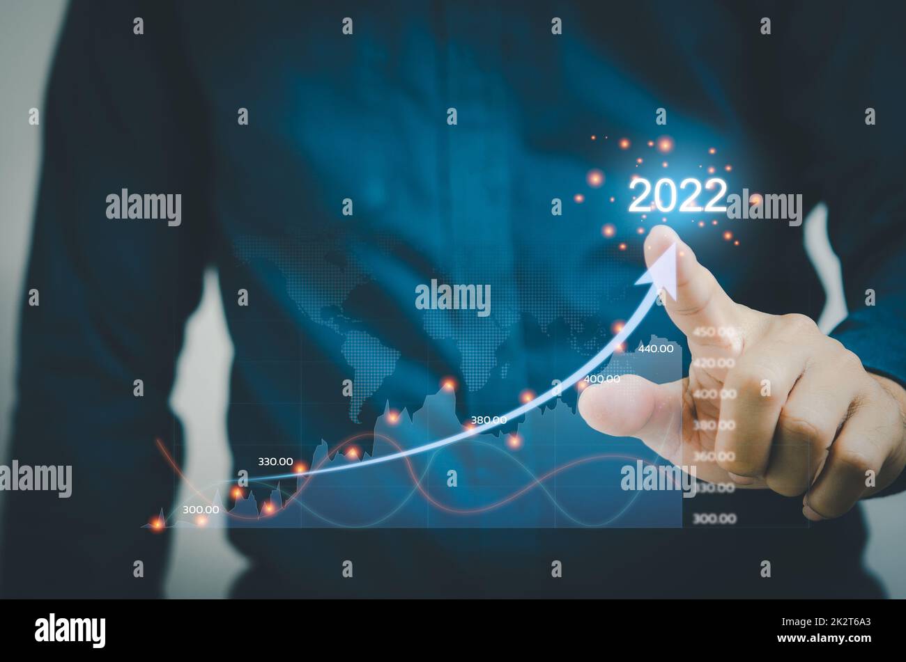 Geschäftsmann berührt Pfeile und Diagramme auf einem virtuellen Bildschirm. Financial Business Planning 2022 Marketing Goals Konzept. Stockfoto