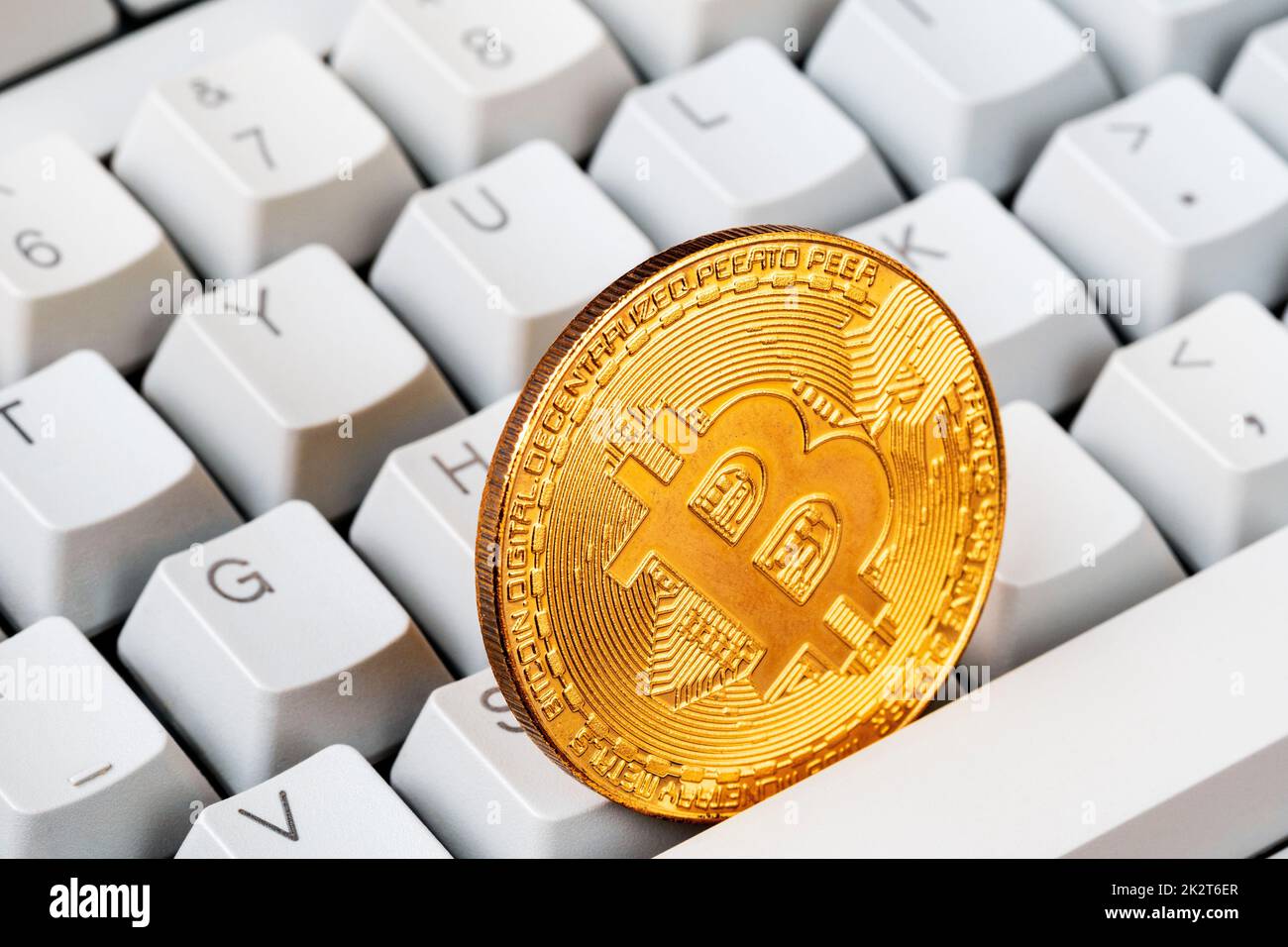 Goldbitcoin und Computertastatur Stockfoto
