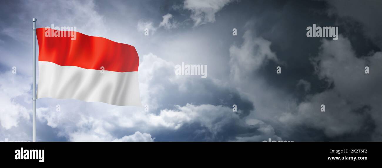 Indonesische Flagge auf einem bewölkten Himmel Stockfoto