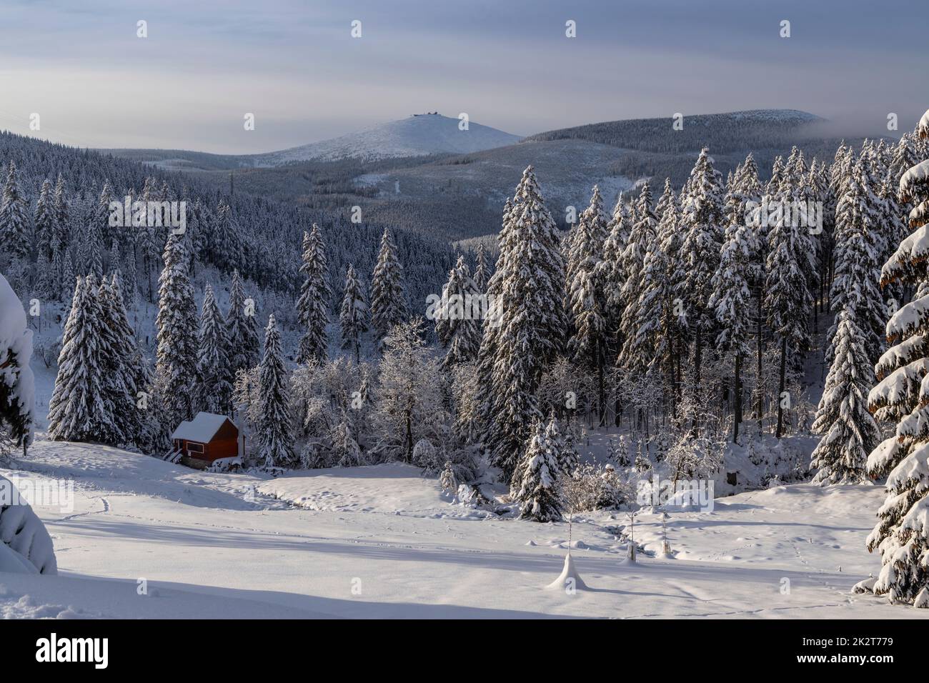 Winterlandschaft mit Snezka-Hügel, Riesengebirge (Riesengebirge), Ostböhmen, Tschechien Stockfoto