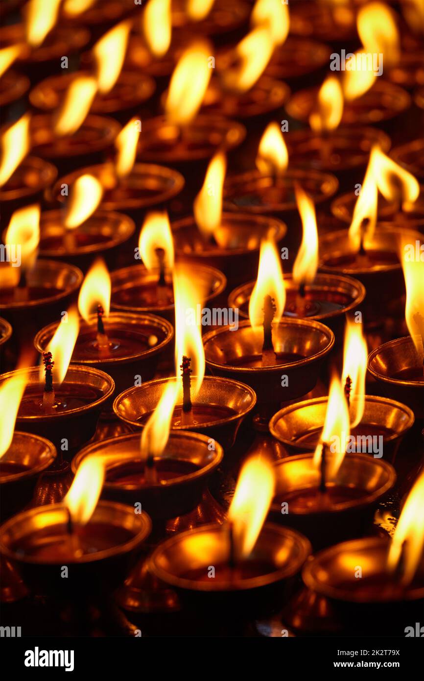 Brennende Kerzen in der buddhistischen Tempel. In Dharamsala, Himachal Pradesh Stockfoto