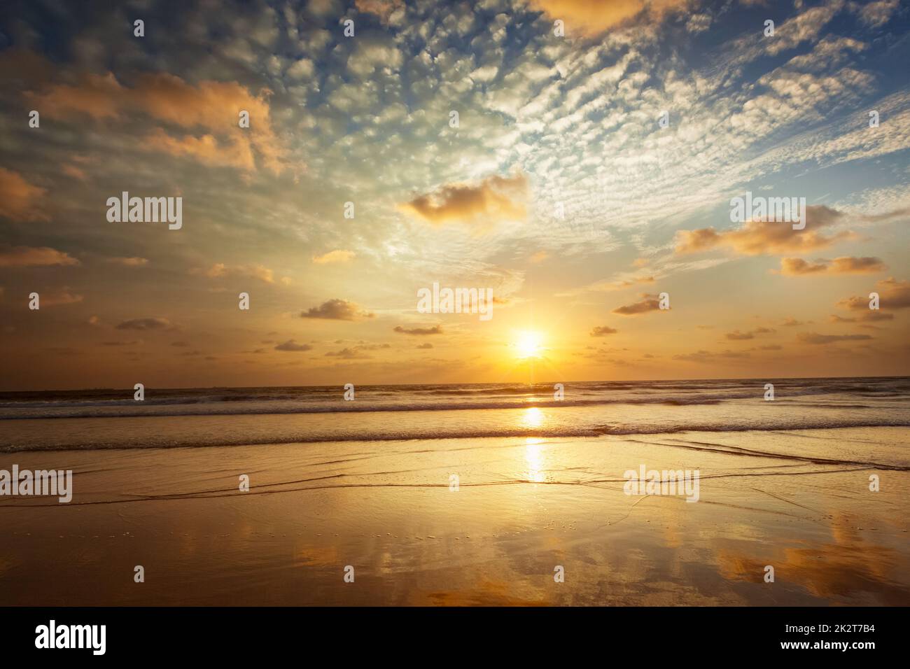 Sonnenuntergang am Strand von Baga. Goa Stockfoto