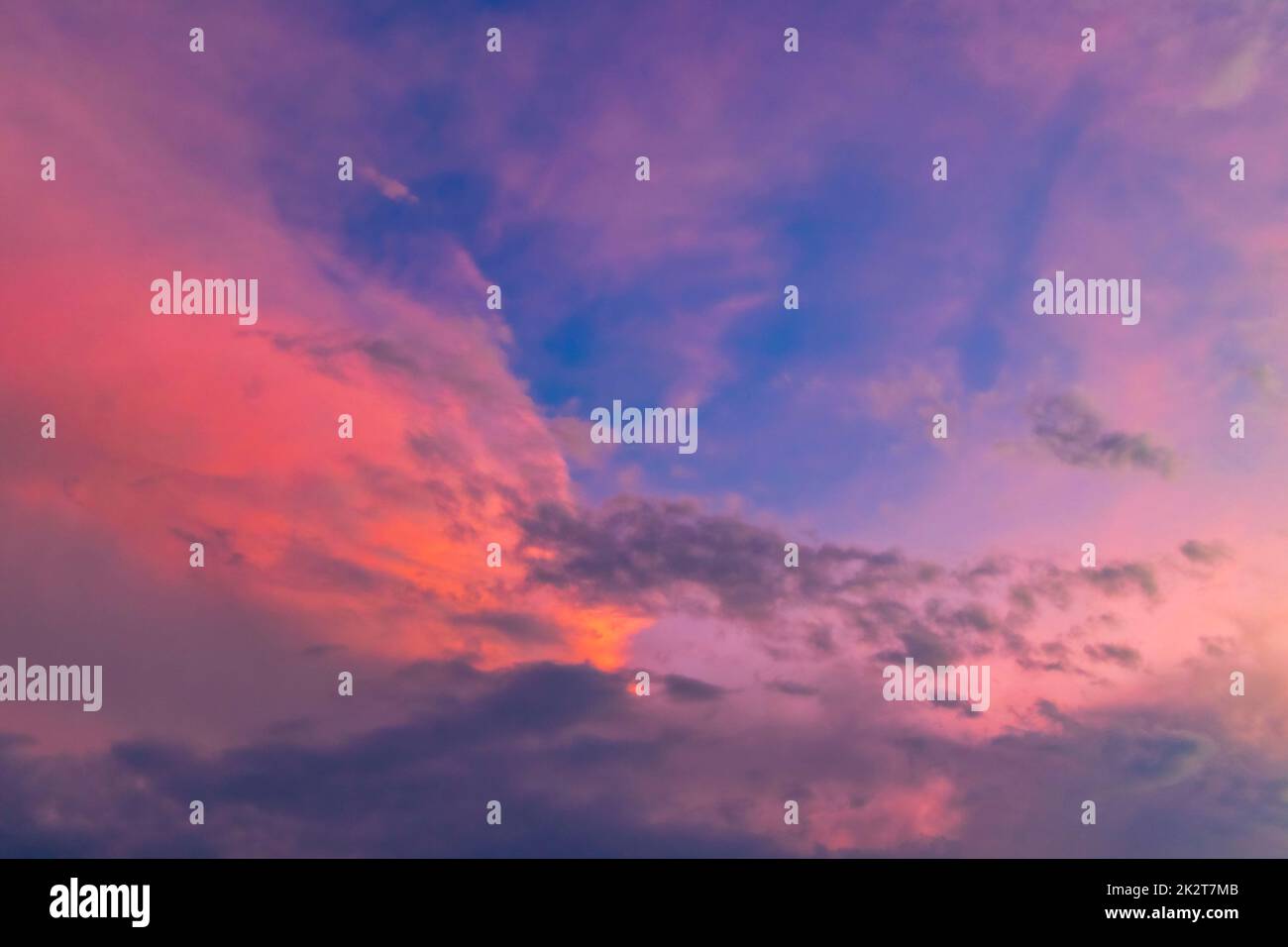 Erstaunliche bunte rosa violett blau und lila Sonnenuntergang Himmel Panorama. Stockfoto