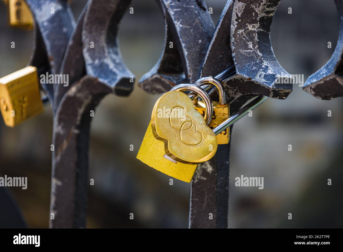 Nahaufnahme des herzförmigen Liebesschlosses, das an einem Brückenzaun hängt Stockfoto