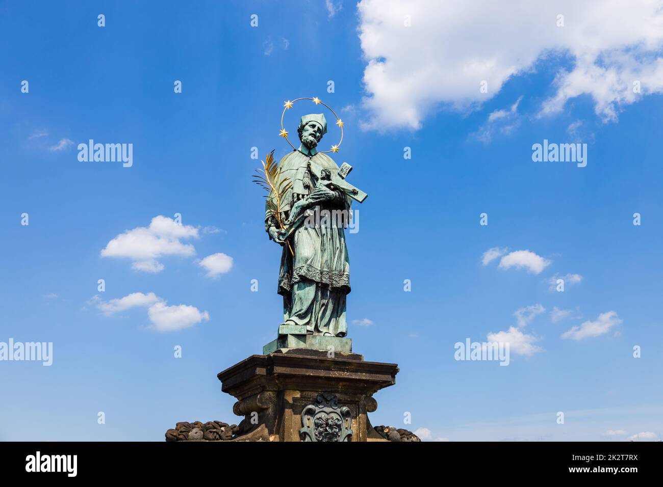Skulptur des Schutzpatrons Nepomuk auf der Karlsbrücke in Prag, Tschechische Republik Stockfoto