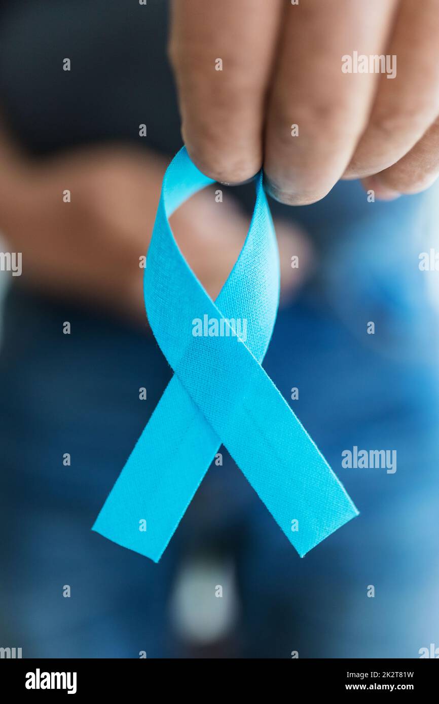 Seniorenmann mit blauem Krebsbewusstseinsband Stockfoto