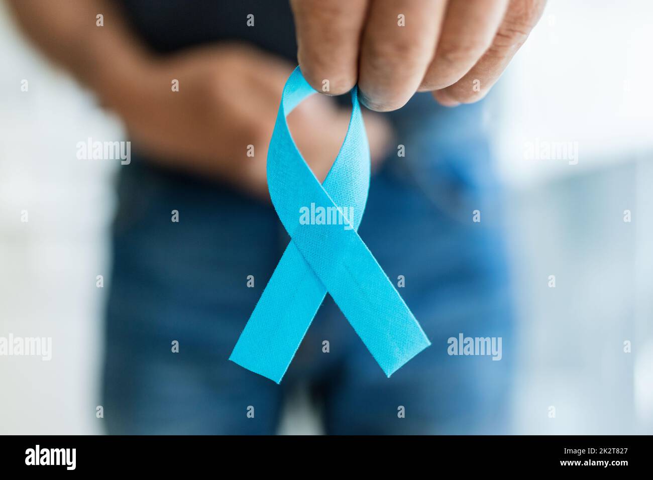 Seniorenmann mit blauem Krebsbewusstseinsband Stockfoto