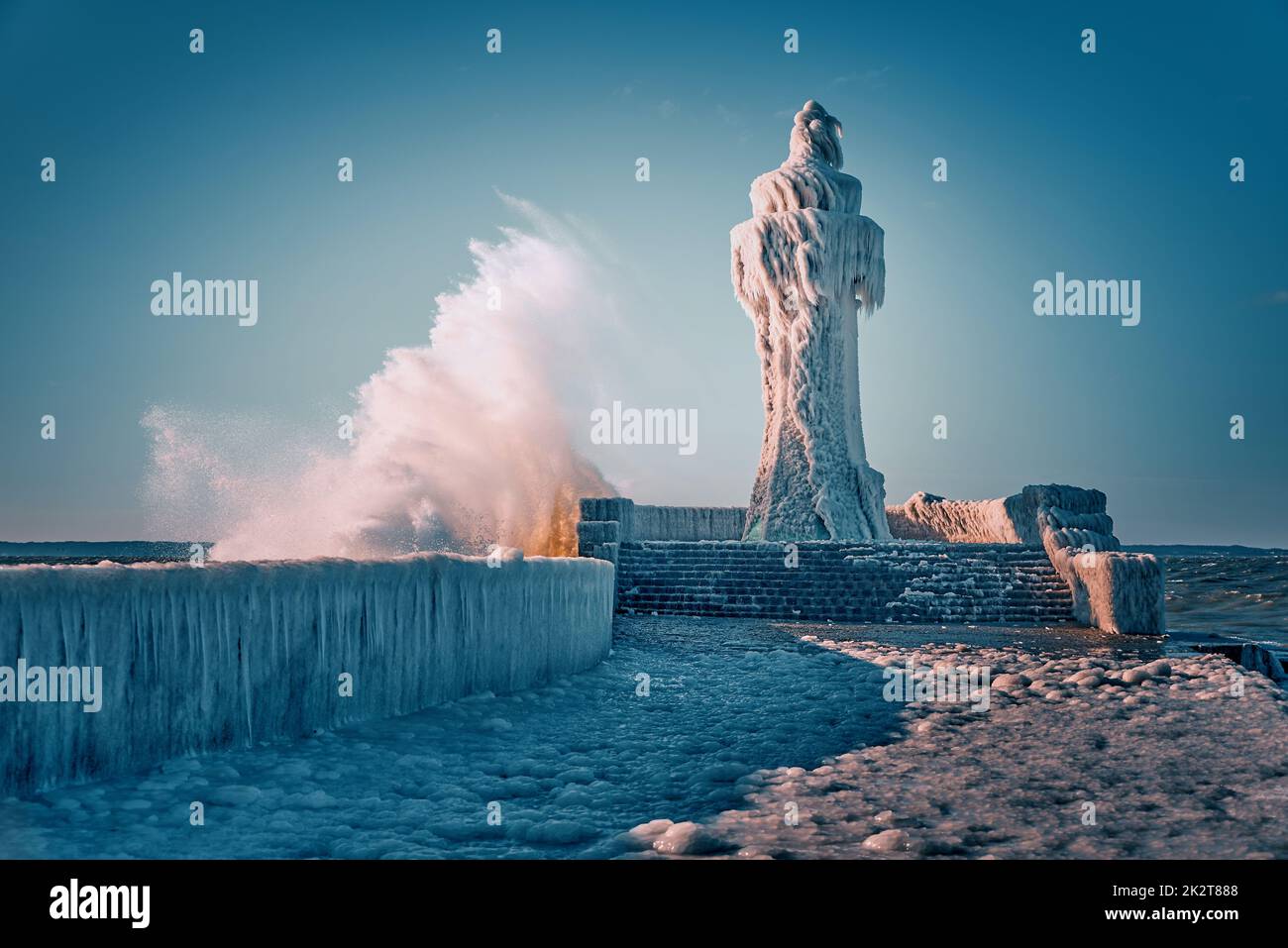 Eisiger Leuchtturm bei stürmischem Wetter in Sassnitz Rügen Stockfoto