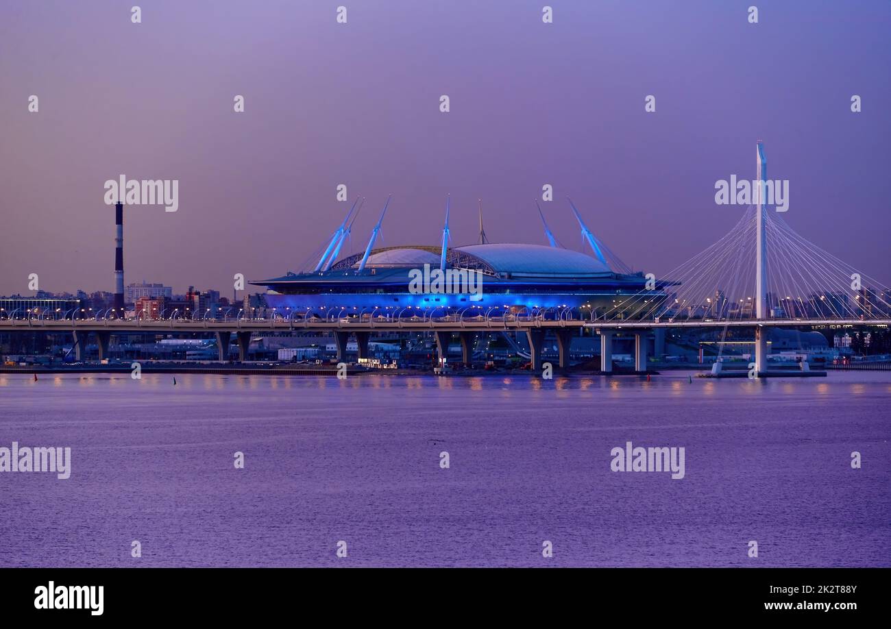 Sankt Petersburg, Russland - Mai-11-2018: Gazprom Arena Fußballstadion von der ostsee aus gesehen am Abend Stockfoto