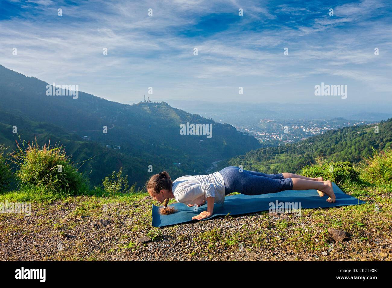 Frau Praktiken Yoga Asana Chaturanga Dandasana Stockfoto