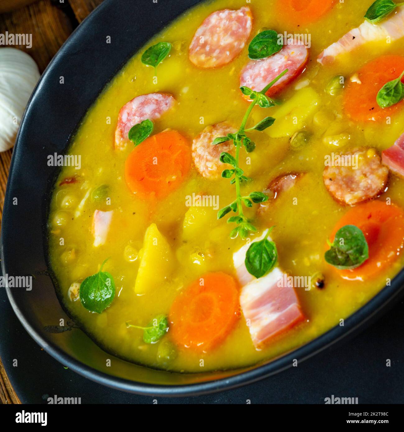 Herzhafte, rustikale Erbsensuppe mit Speck und Wurst Stockfoto