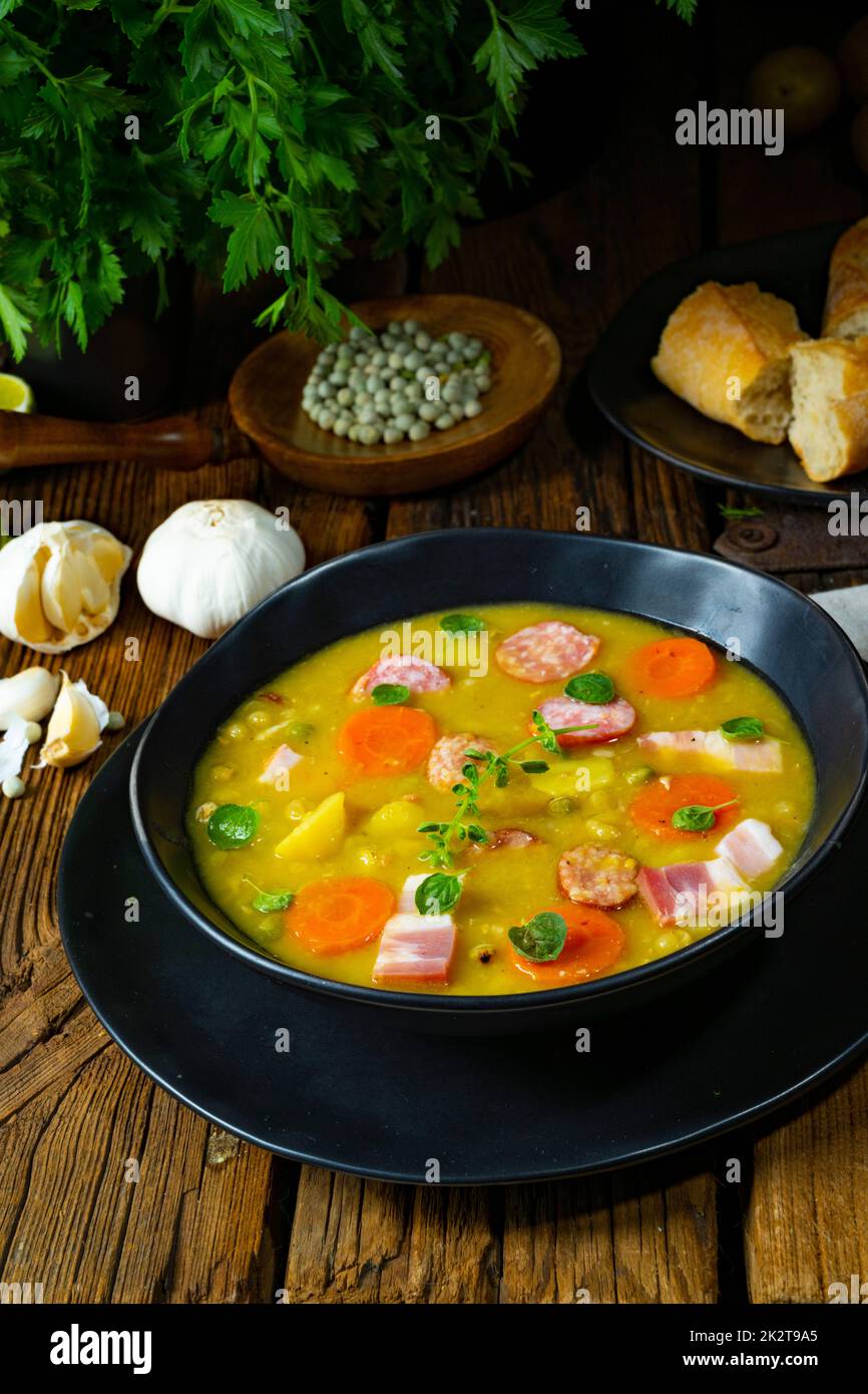 Herzhafte, rustikale Erbsensuppe mit Speck und Wurst Stockfoto