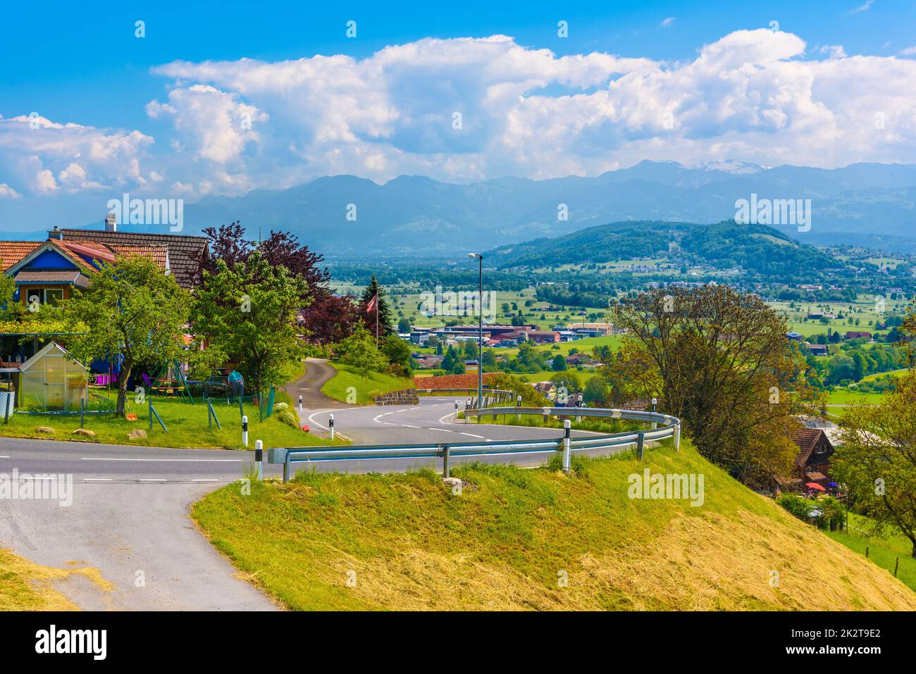 Kurvenreiche Straße in den Alpen, Grabs, Werdenberg, St. Gallen, Swit Stockfoto