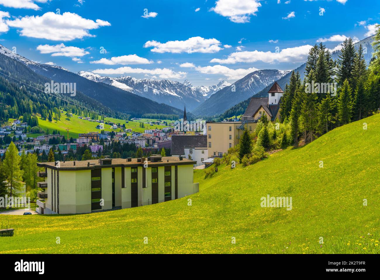 Häuser im Dorf in den Alpen, Davos, Graubünden, S Stockfoto