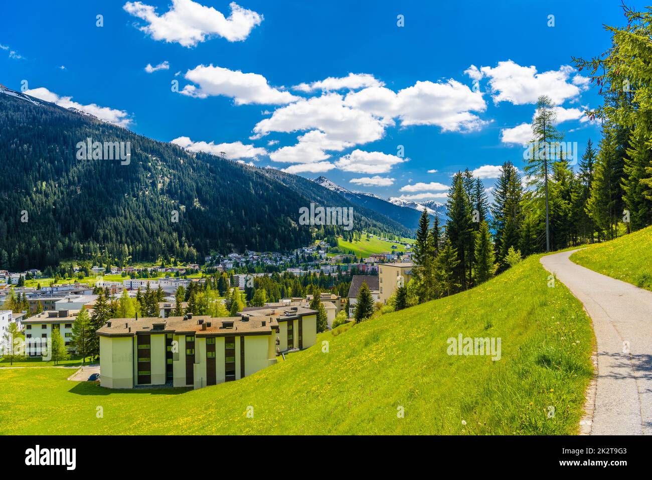 Häuser im Dorf in den Alpen, Davos, Graubünden, S Stockfoto